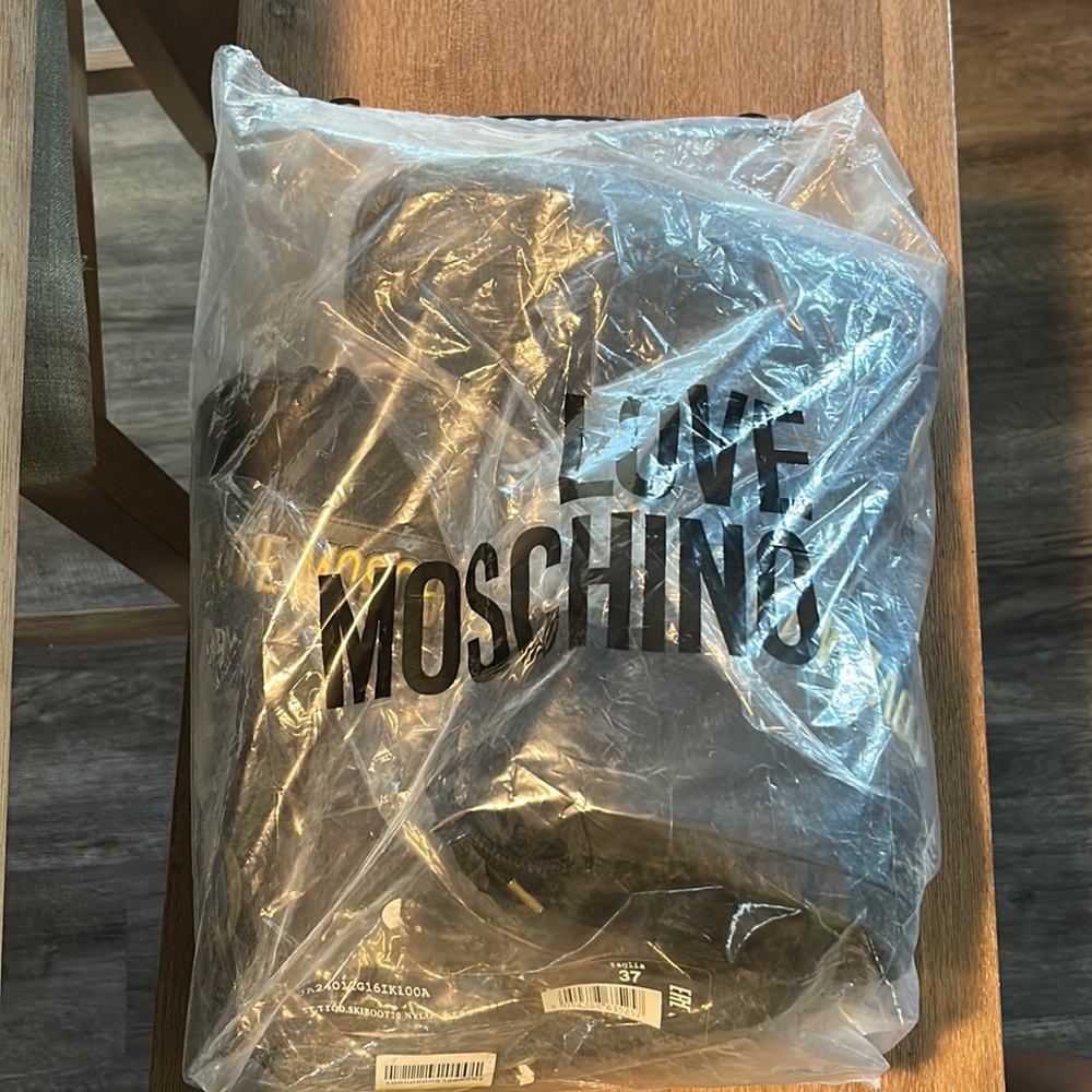 Love Moschino snow boots